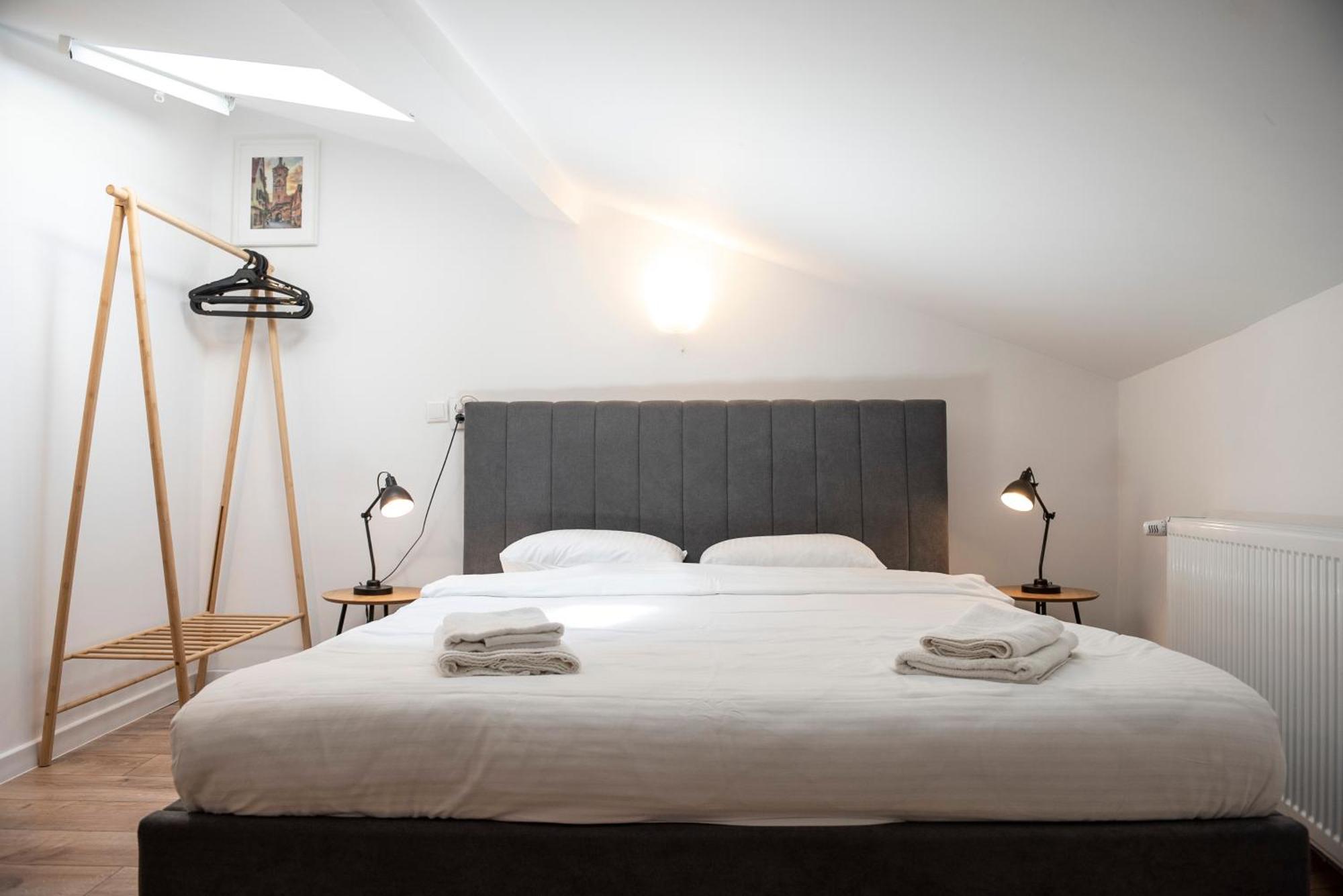 Lazynest Residence Bukares Bagian luar foto