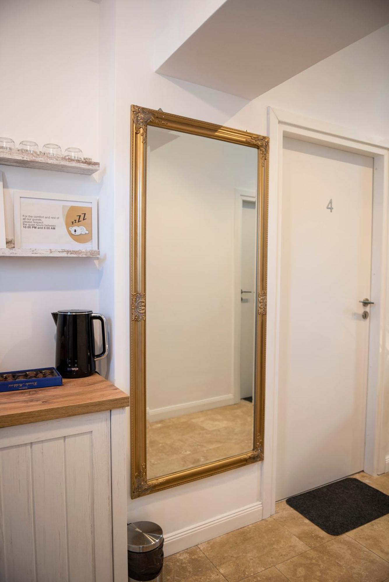 Lazynest Residence Bukares Bagian luar foto