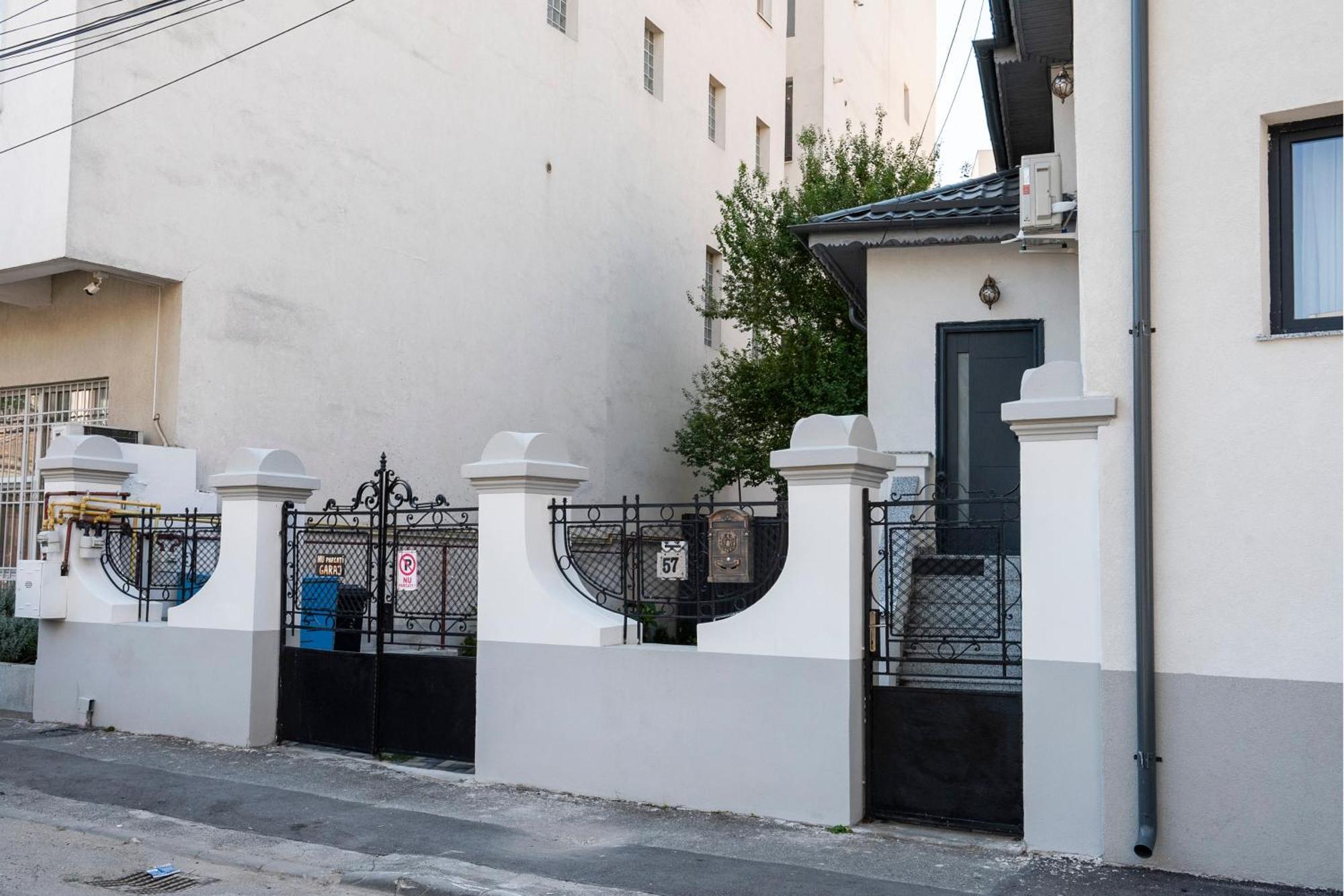 Lazynest Residence Bukares Bagian luar foto