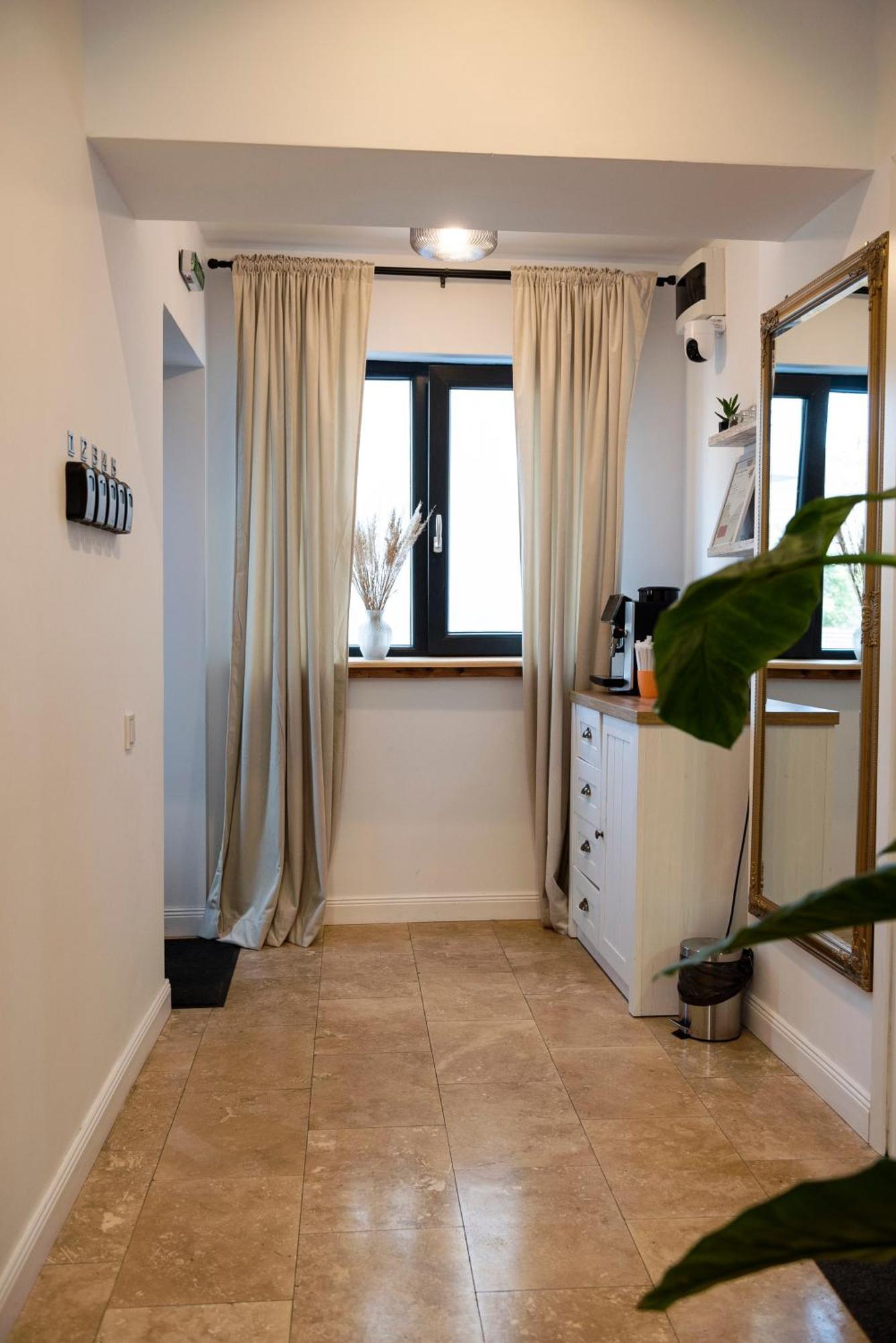 Lazynest Residence Bukares Bagian luar foto