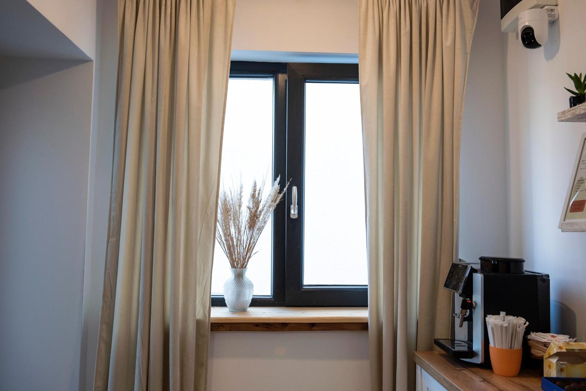 Lazynest Residence Bukares Bagian luar foto
